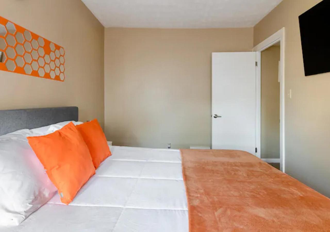 La Naranja Retreat - Cozy Duplex Near Downtown With Parking, 300 Mb Wifi & Self Check In Villa Кливланд Екстериор снимка